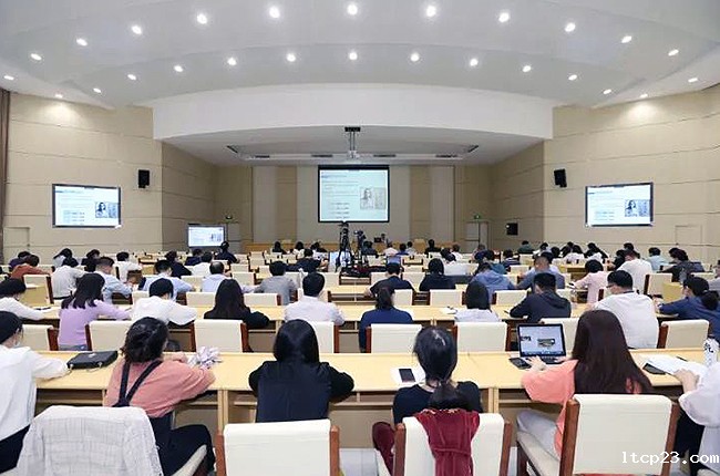 图为报告会现场