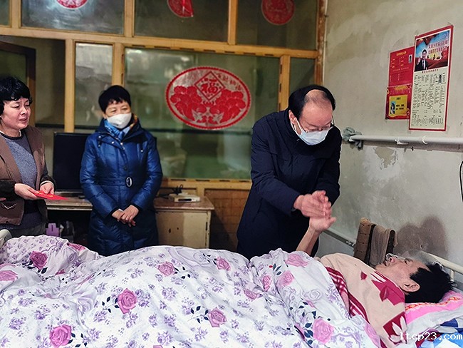 图为周长奎入户走访探视困难残疾人家庭