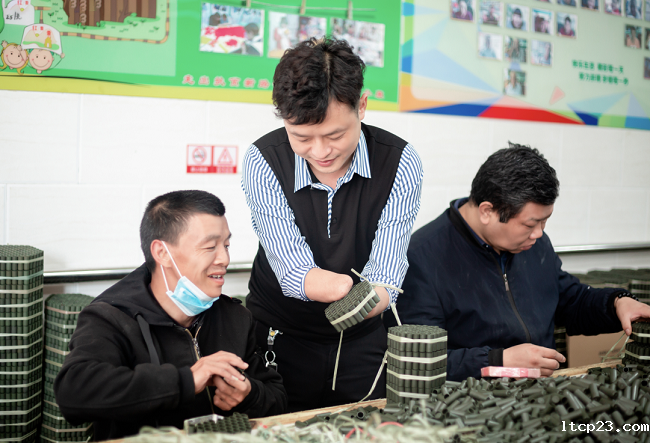 图为林名长在凝馨残疾人服务中心