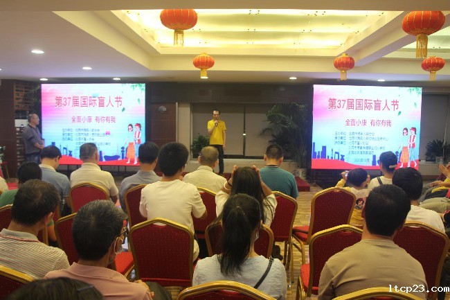 图为苏渊发在国际盲人节上与盲人朋友交流创业心得